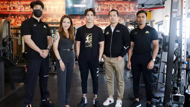 ผู้บริหารและทีมงานต้อนรับ “เด่นคุณ งามเนตร”